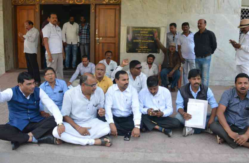 एमआईसी के प्रस्ताव पर रोक : आयुक्त ने कहा- नियमों के विपरीत निगम में नहीं होगा कोई काम एमआईसी के प्रस्ताव पर रोक : आयुक्त ने कहा- नियमों के विपरीत निगम में नहीं होगा कोई काम