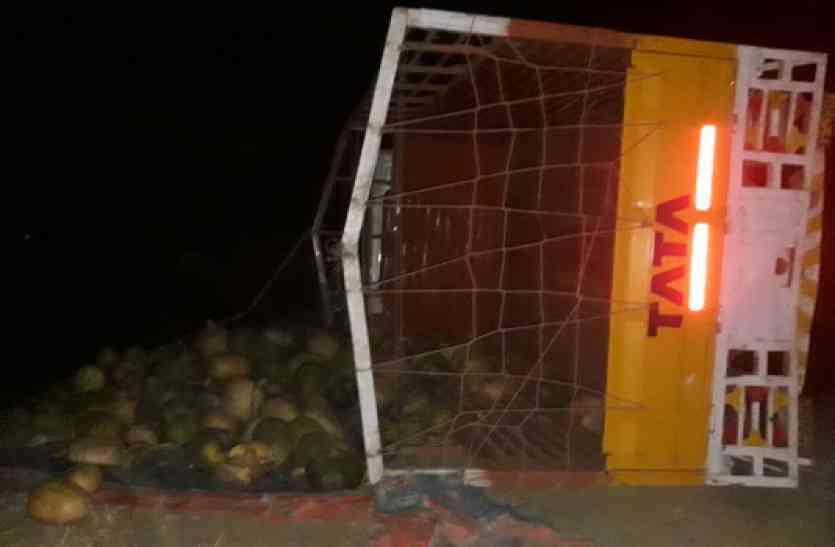 Mini truck कुम्हड़ा लोड मिनी ट्रक पलटा तो खुला ऐसा राज जिसे देखकर पुलिस के भी उड़ गए होश