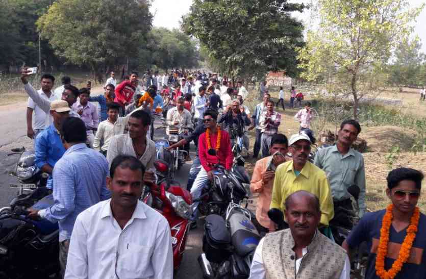 एक साथ एक संगठन में पिरोने के लिए पिछड़ा वर्ग ने निकाली मोटरसाइकिल रैली एक साथ एक संगठन में पिरोने के लिए पिछड़ा वर्ग ने निकाली मोटरसाइकिल रैली