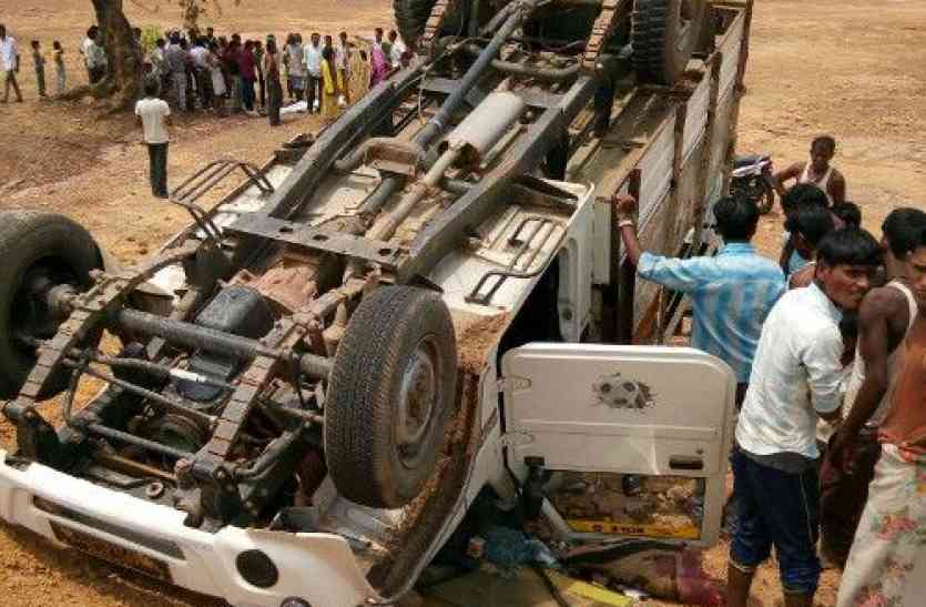 road accident नौतनवां में पिकअप अनियंत्रित होकर पलटी, 13 घायल