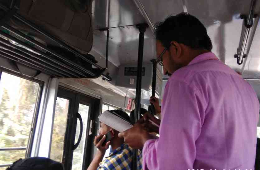 hand-drawn-etm-manual-tickets-being-created हाथ से गायब हुई ईटीएम, बन रहे मैनुअल टिकट