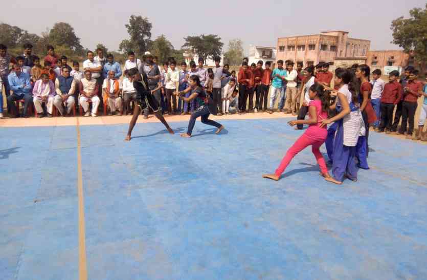 Race, chief cup, sports, youth player, volleyball, football, Shivpuri New, Shivpuri News in mp, MP News रिंकू ने जीती 100 मीटर दौड़