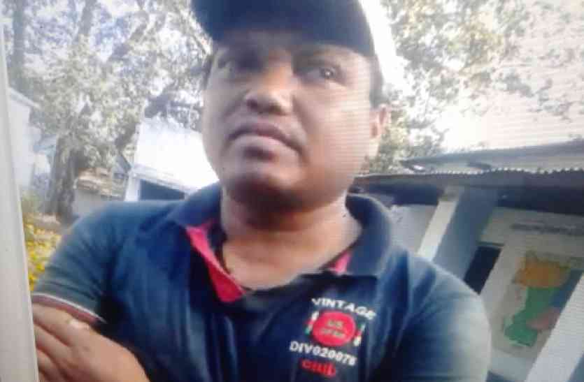 Drunken teacher शराब पीकर स्कूल पहुंचे शिक्षक ने बाल दिवस को बताया शहीद दिवस- देखें video