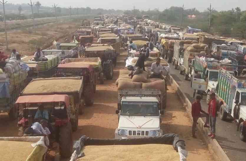 Again uncontrollable market felt traffic कृषि उपज मंडी जाने से पहले पढ़िए ये खबर