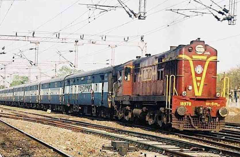 Kota Patna Express, Train late, passenger hassles, inconvenience to passengers,Train Time Table, National Train Inquiry System, Kota Junction, Passenger, Kota Junction, Indian Railway, Kota, Kota Patrika, Kota Patrika News, Rajasthan Patrika समय की पटरी पर लौटने को तैयार नहीं कोटा पटना एक्सप्रेस