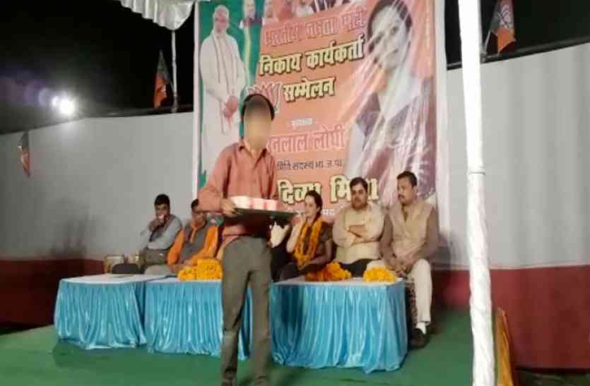 Child labour in BJP मेनका के संसदीय क्षेत्र में बाल विकास की तस्वीर, बीजेपी के सम्मेलन में मासूम चायवाला
