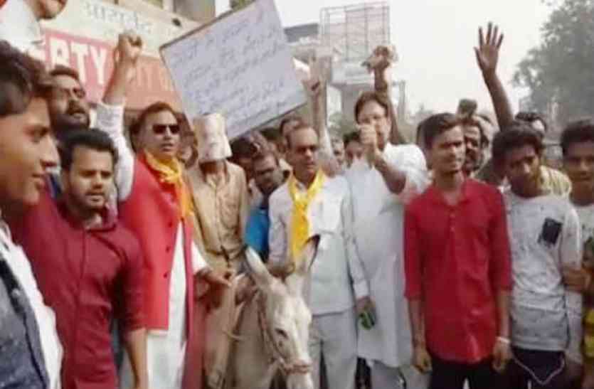 kshatriya community opposes Padmavati क्षत्रिय समाज ने अनोखे अंदाज में किया फिल्म पद्मावती का विरोध, देखें वीडियो