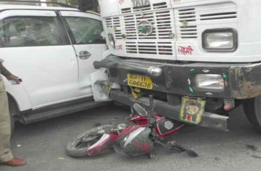 Car Tanker collision बीजेपी सांसद साक्षी महाराज की गाड़ी से टकराया टैंकर, बाइक सवार भी आया चपेट में