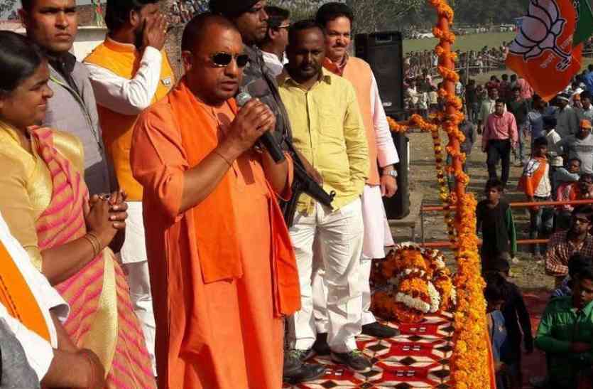 yogi adityanath सीएम योगी के सामने आंगनबाड़ी कार्यकत्री की चुनौती, पुलिस ने बना दिया बंधक
