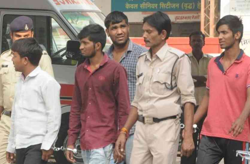 Police arrested four accused of loot 18 lakh in Khandwa खाली तमंचे के दम पर लूटे थे दिनदहाड़े 18 लाख रुपए