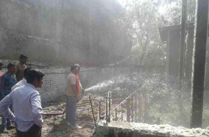 Large damage from fire in jining factory from short circuit in sendhwa शार्ट सर्किट से जीनिंग फैक्ट्री में आग से बड़ा नुकसान