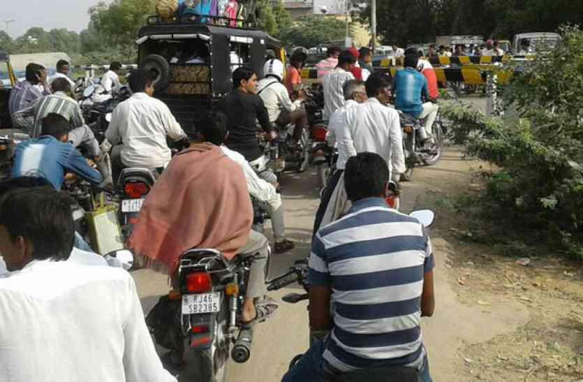 Trafic jam on railway Crossing भीनमाल : हर 2 घंटे में रेलवे क्रॉसिंग पर 40 मिनट तक लग जाता है जाम