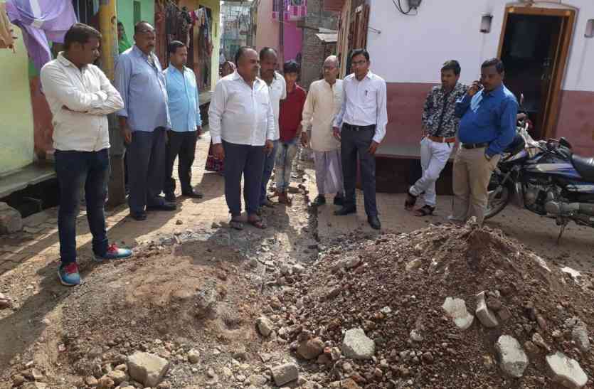 pratapgarh शहर में कई जगहों पर तरसा रहा पानी