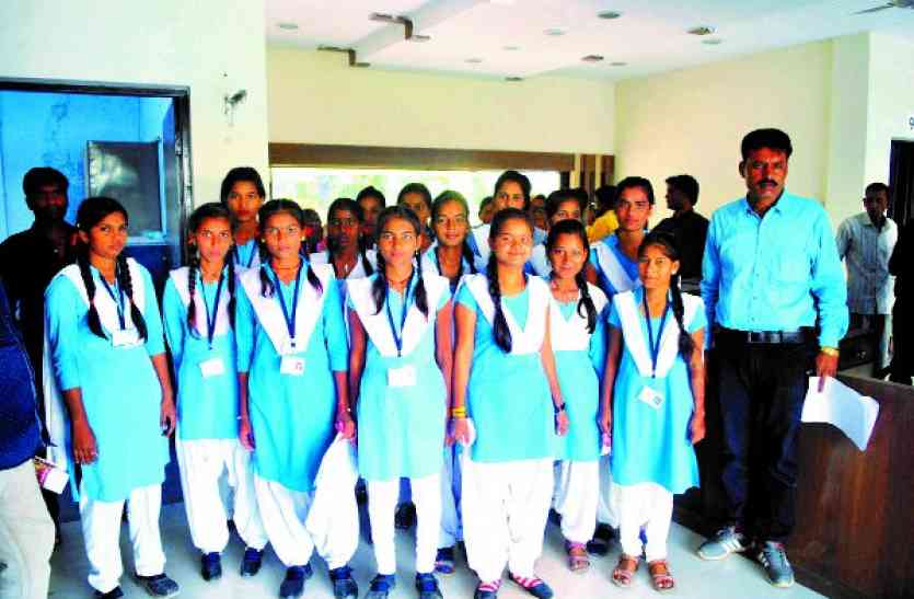 childrens day कलेक्टर साहब, स्कूल की बगल से हटवा दो शराब दुकान