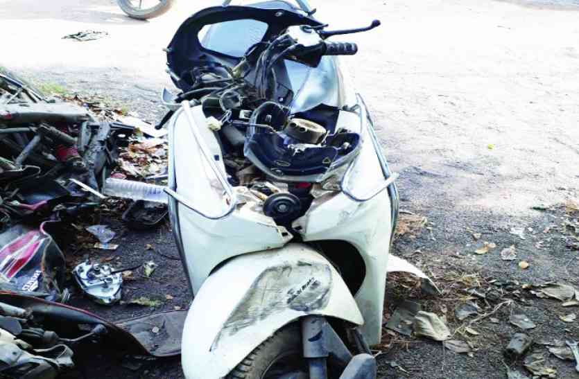 कार के चालक ने स्कूटी सवार कपड़ा व्यवसायी को अपनी चपेट में ले लिया। रफ्तार ने फिर ले ली एक व्यक्ति की जान, पढि़ए खबर