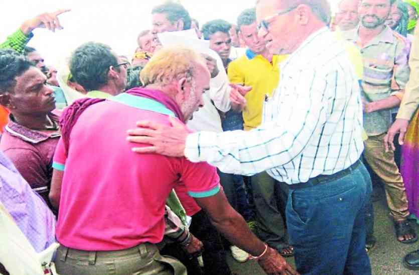 Balod collector जब बालोद कलेक्टर को आया गुस्सा तब ग्रामीणों ने पैर पकड़कर कहा, साहब अब हमें मुक्ति दे दो..