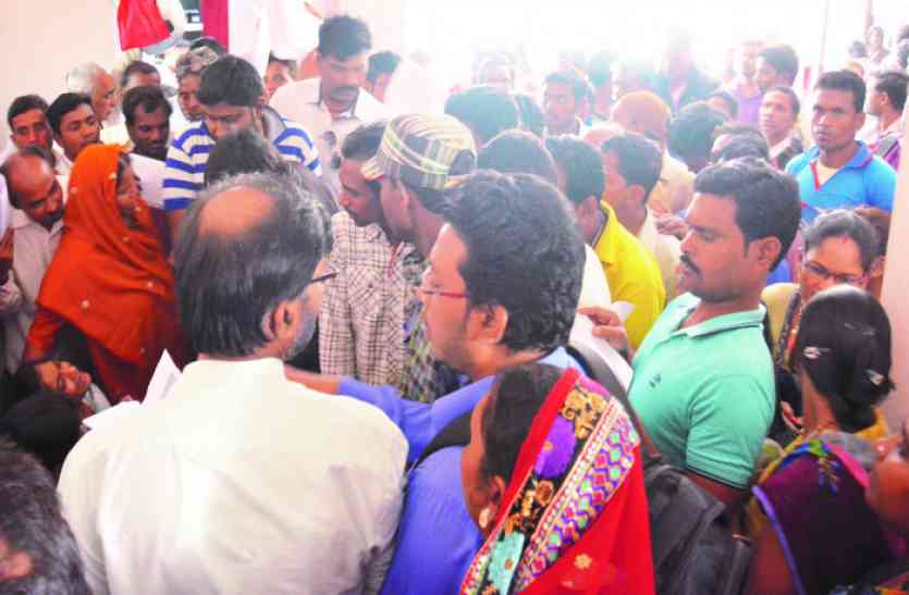 स्वास्थ्य बीमा योजना के तहत अब हितग्राहियों को साल भर में 50 हजार तक का इलाज स्वास्थ्य बीमा योजना : नहीं बना स्मार्ट कार्ड तो तुरंत हो जाएं तैयार आज है अंतिम अवसर