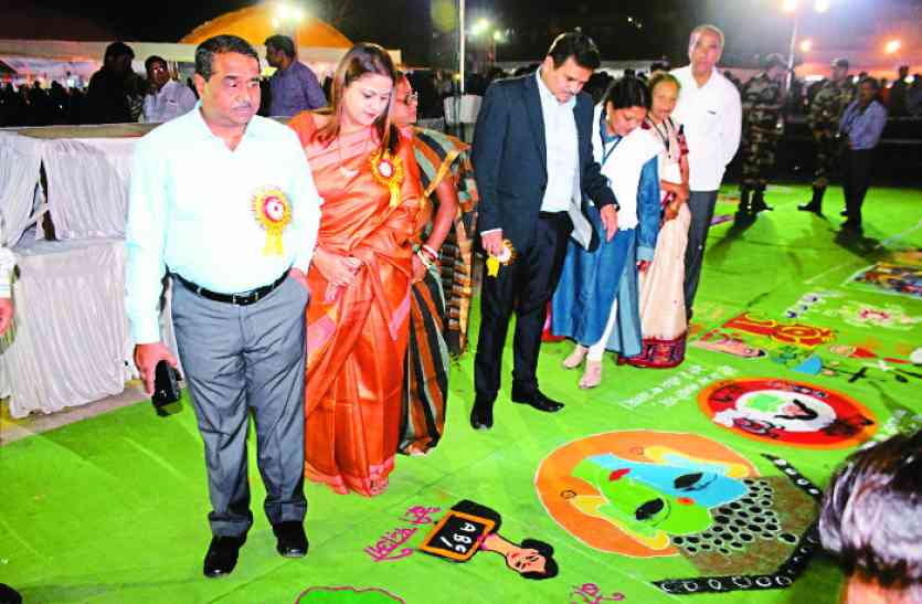 Swadeshi mela लोक संस्कृति की छटा बिखेर रहे कलाकार, लोगों को लुभा रहीं स्वदेशी वस्तुएं, देखें वीडियो
