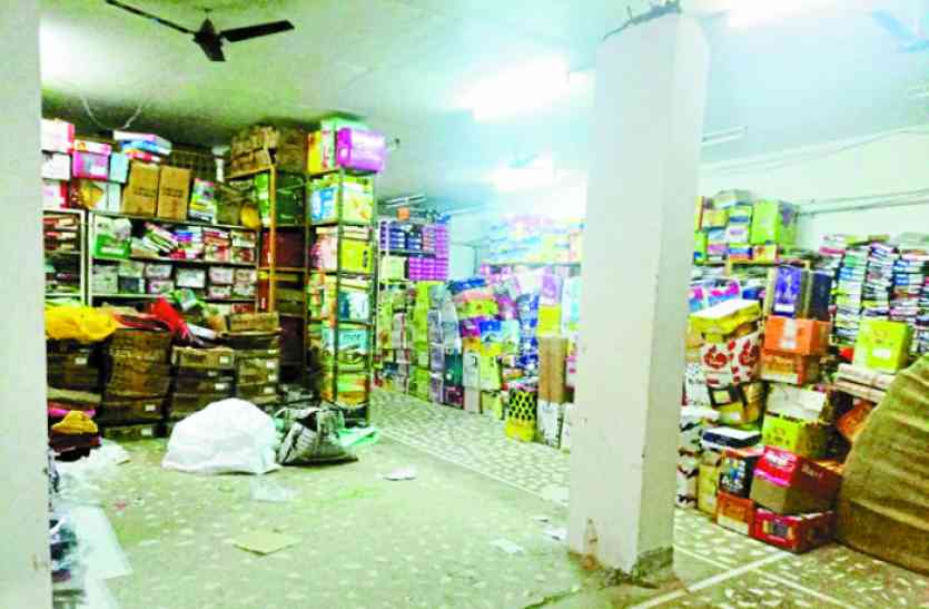 robbery होजियरी दुकान का शेड काट घुसे चोर, गरम कपड़े ले भागे