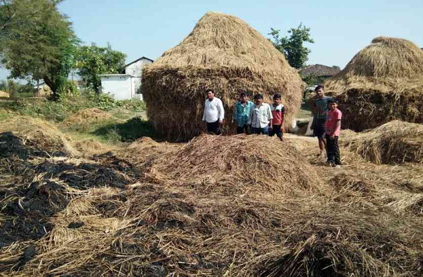 balaghat news पहले बारिश और अब आग करा रही नुकसान