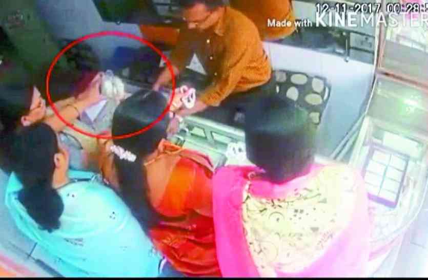 2 jewelry shops thief in Rewa madhya pradesh 3 घंटे में 4 महिलाओं ने 2 सराफा दुकानों से उड़ाए जेवर, CCTV कैमरे में कैद हुई हरकत