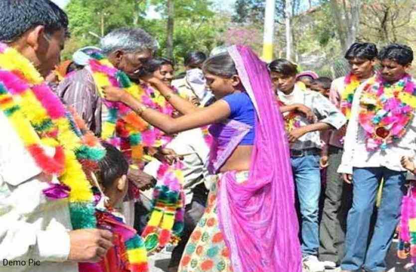 Unique Marriage Traditions in Rajasthan राजस्थान का अनोखा स्वयंवर- यहां पति से पहले लड़की पिता को पहनाती है वरमाला