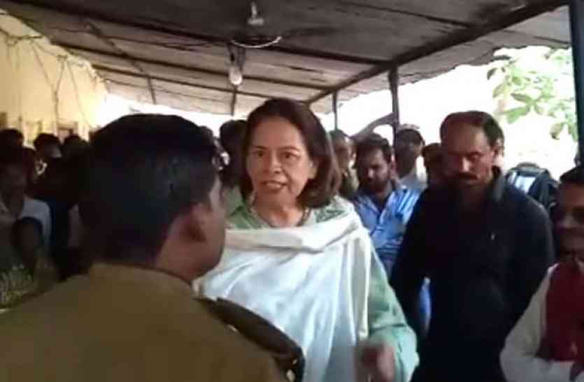 Maharani Saifali Singh drama in police chowki hamirpur up hindi news बीजेपी की महारानी का वीडियो वायरल, पुलिस चौकी में किया ड्रामा, कहा- हमारी सरकार है..फेंकवा देंगे यूपी से बाहर