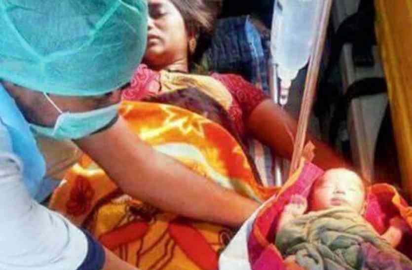 Birth of twins in the ambulance with the help of video call एंबुलेंस में वीडियो कॉल की मदद से जुडवां बच्चों को जन्म