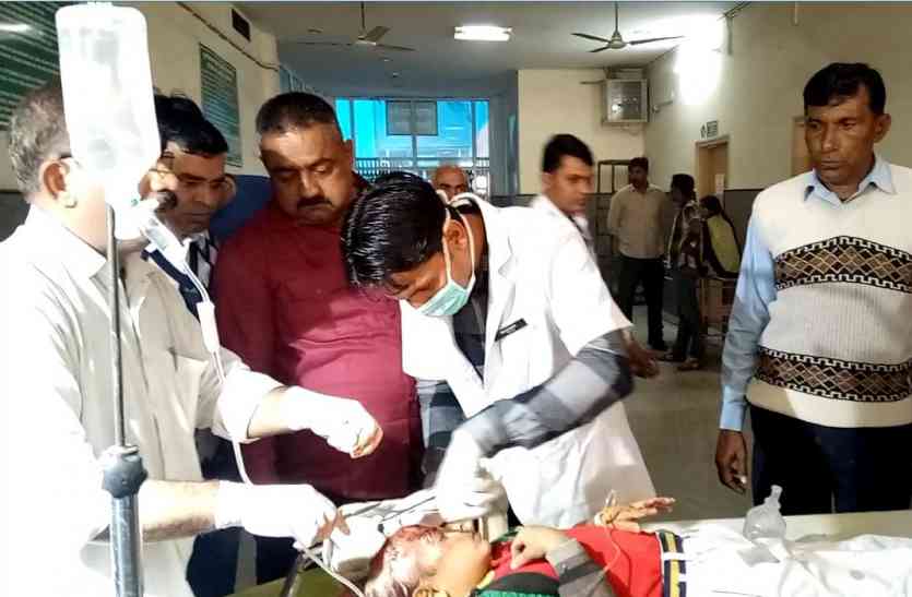 school bus accident ब्रेकिंग : स्कूल बस पलटी, 18 बच्चे घायल