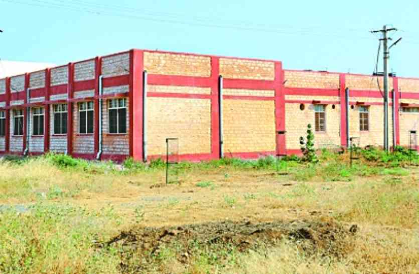 The buildings of polytechnic college of the district headquarters are जिला मुख्यालय के पॉलिटेक्निक कॉलेज के भवन हुए जर्जर