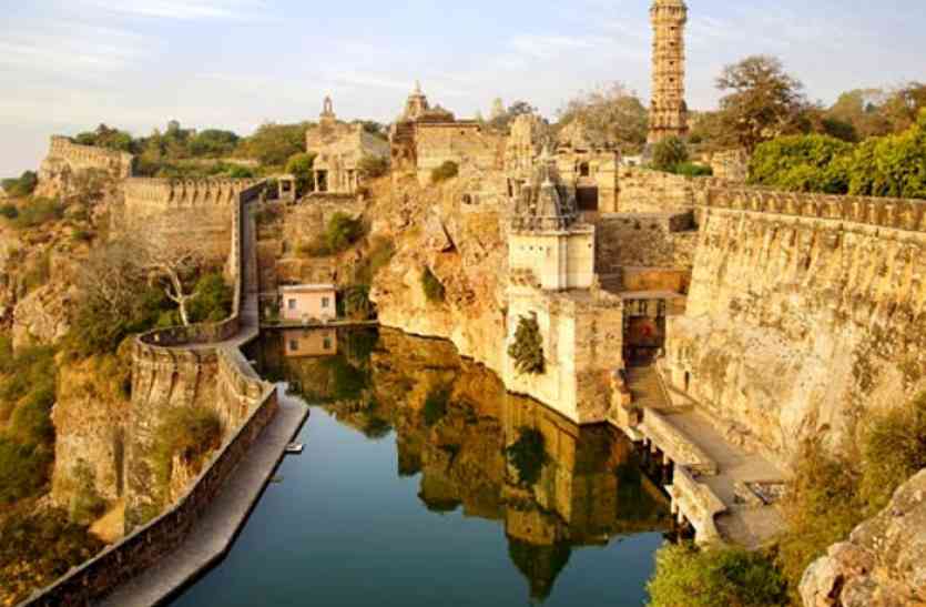 chittorgarh fort ...तो यह ‘पद्मावती‘ विवाद की असली जड़, खिलजी नहीं नेहरू के लिए लगाया गया पद्मिनी महल में आईना
