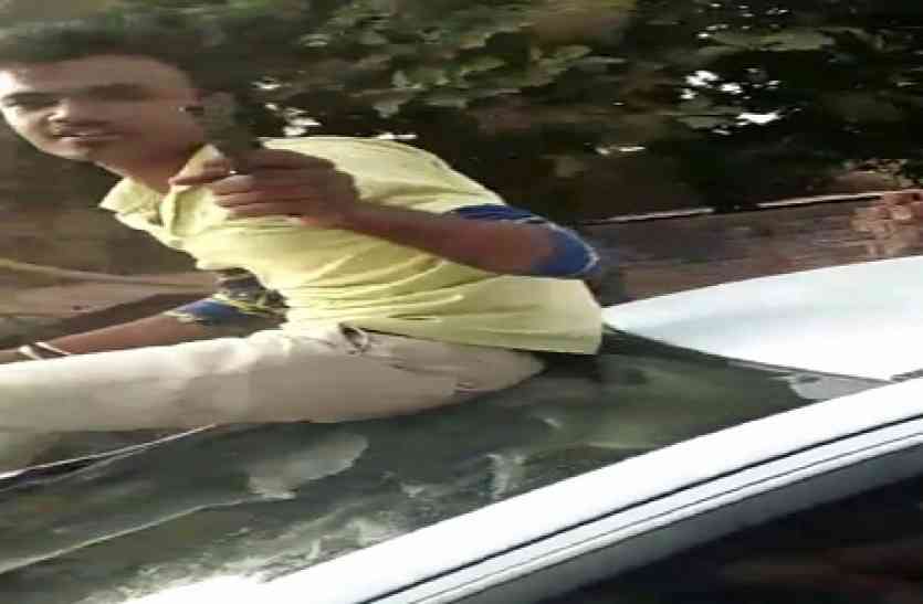 crime allahabad दरोगा के बेटे ने दिखाई दबंगई,.सरेराह कार पर खड़े होकर लहराया असलहा