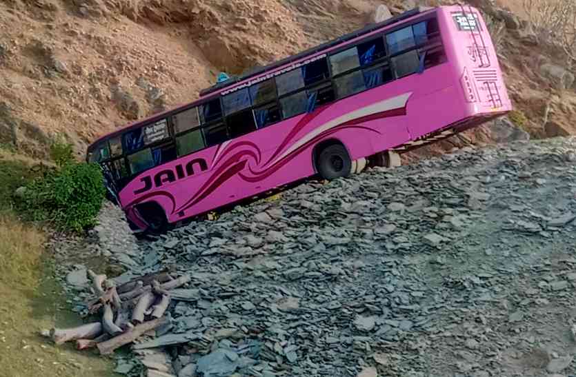rajsamand news चालक की लापरवाही से ट्रावेल्स बस पलटी, एक की मौत, 4 गंभीर घायल : वहीं, दूसरी तरफ वीडियों कोच खाई में उतरी, चालक की सूझबूझ से कई लोगों की जान बच गई