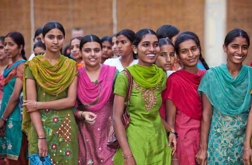 udaipur: Sarpanch teaches women every day for two hours उदयपुर: सरपंच शिक्षा से संवार रही महिलाओं का भविष्य, ड्रॉप आउट महिलाओं को रोज दो घंटे पढ़ाती हैं पंचायत भवन में
