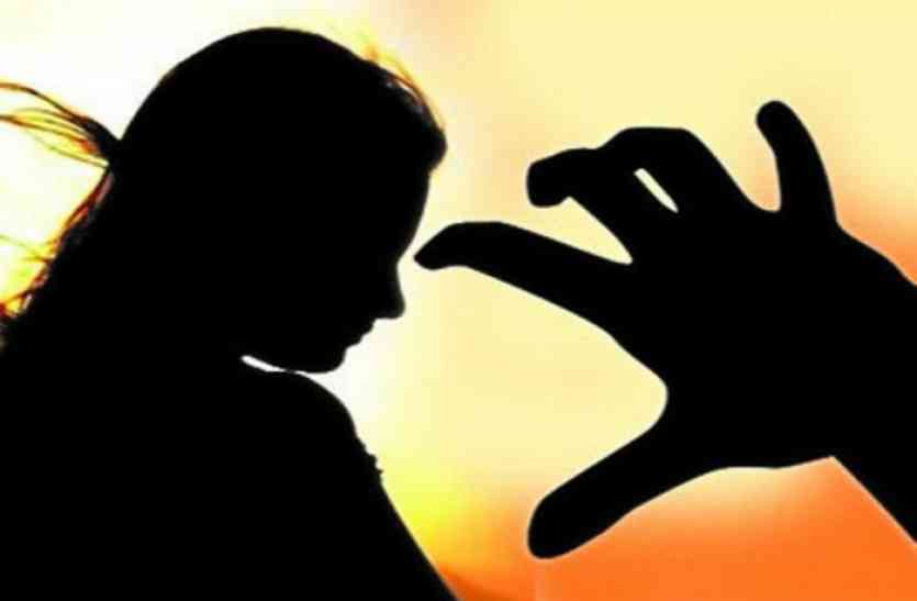 एकतरफा प्रेम में कॉलेज छात्रा को थप्पड़ मारकर कुर्ती फाडऩे वाले युवक को पुलिस ने गिरफ्तार कर लिया एकतरफा प्रेम में छात्रा की कुर्ती फाडऩे वाले को पुलिस ने इस तरह सिखाया सबक