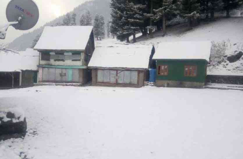 snowfall कश्मीर में हुई सीजन की पहली बर्फबारी, देखें धरती के स्वर्ग का खूबसूरत नजारा