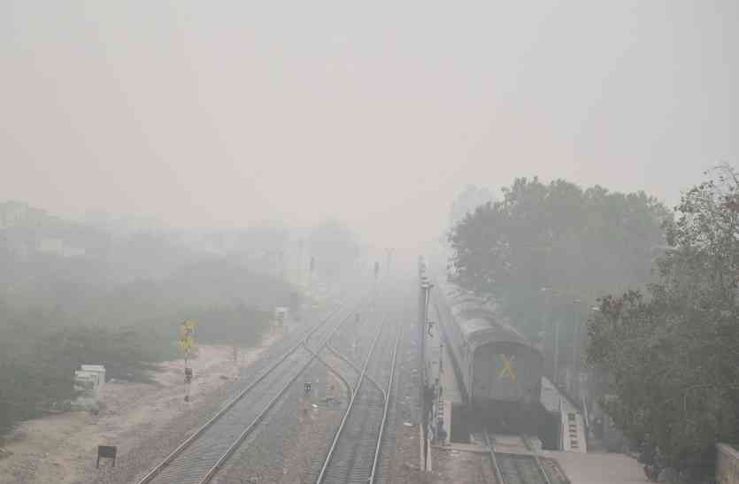 fog कोहरे के कारण तीन घंटे से देरी से पहुंची हावड़ा