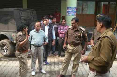 police raid in hotel 12 dozen couple find in Objectionable condition