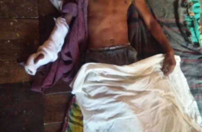 ghayal beta बेटा के सामने माँ के साथ हो रहा था ये काम, फिर दबंगों ने उठाया ये बर्बर कदम