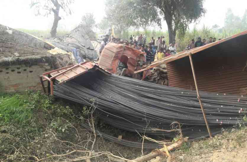 Three killed in road accident बाइक बचाने के चक्कर में डीसीएम पलटी, तीन की दर्दनाक मौत