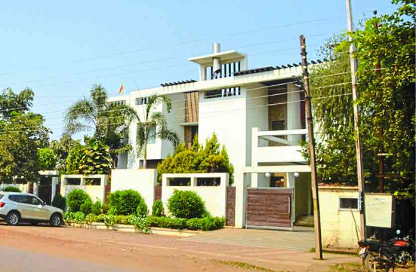 Income Tax raid 200 पुलिसवाले और 250 इंकम टैक्स अधिकारियों ने एक साथ यहां मारा छापा तो मिला ये