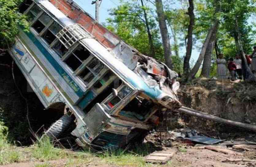bus accident उदयपुर-नाथद्वारा मार्ग पर बस के हुए ब्रेक फेल, चालक की सूझबूझ से बची 32 यात्रियों की जान