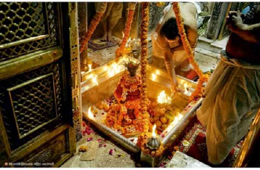 श्री काशी विश्ववनाथ मंदिर श्री काशी विश्वनाथ मंदिर में दबंगई, पूजा के दौरान गर्भ गृह से इन्हें किया बाहर