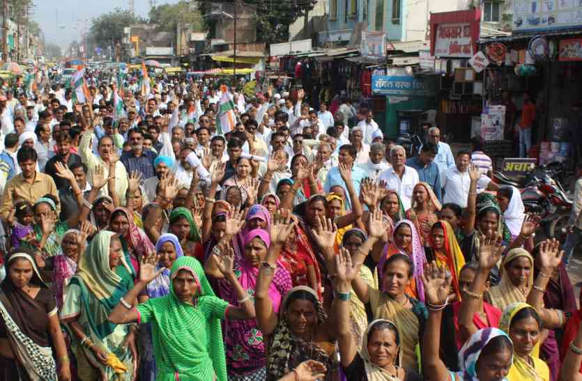 Congress and farmers rally in Khargone किसान व कांग्रेस कार्यकर्ताओं ने सरकार के फैसले के खिलाफ निकाली रैली