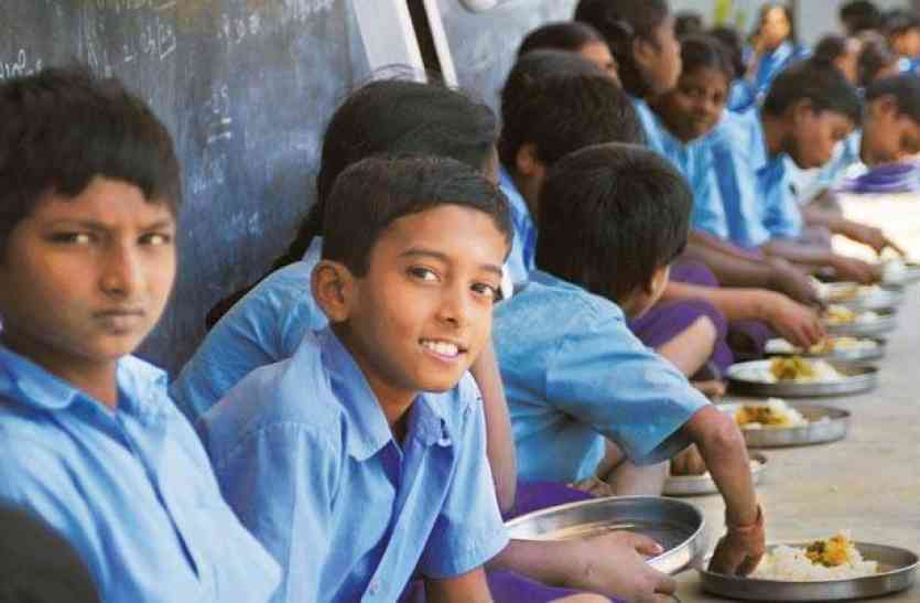 there is no mid day meal in kishangarh gov school पोषाहार को तरस रहे मासूम, इस जगह स्कूल में पोषाहार के नाम पर बच्चों के साथ हो रहा ऐसा मजाक