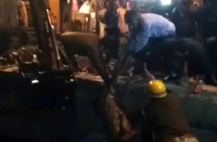 man falling down in sewer watch live video बस का इंतजार कर रहा शख्स गिरा नाले में, देखिए मौत का LIVE वीडियो