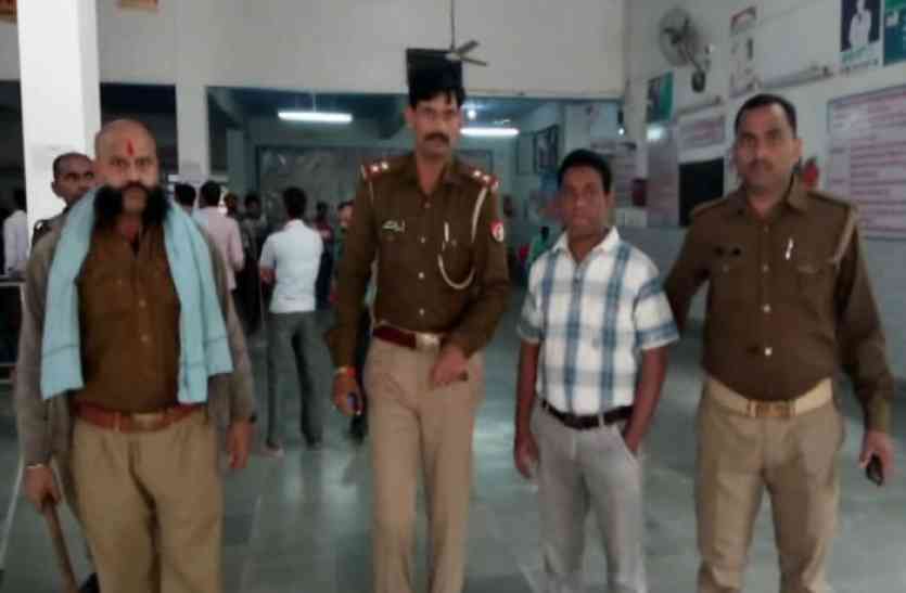 Lohia hospital लोहिया अस्पताल में मुन्ना भाइयों का खेल, डॉक्टर की कुर्सी पर बैठ ऐसे कर...