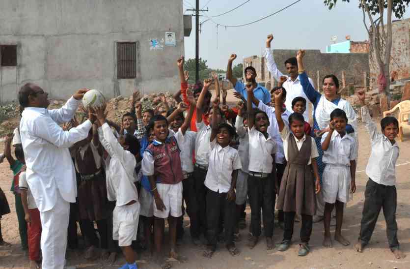Free school run by Rajasthan Patrika and Sharda Baal Niketan कच्ची बस्ती स्कूल में पढऩे वाले बच्चों के अभिभावकों ने कहा कुछ ऐसा कि हर कोई हो जाए भावुक