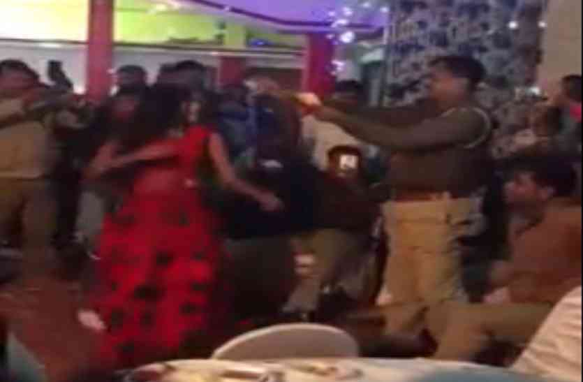 UP Police did the dance with the Barbals बार बालाओं के साथ यूपी पुलिस के सिपाहियों ने लगाए ठुमके, वीडियो हो रहा वायरल