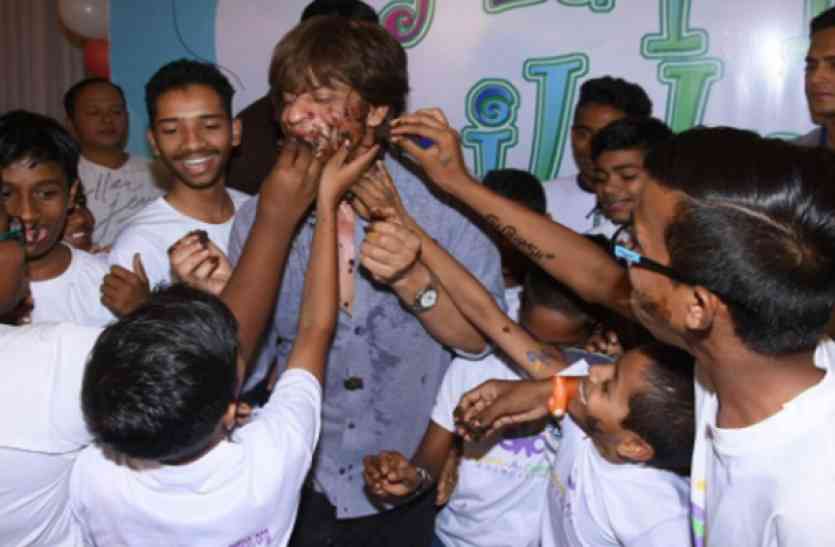 shahrukh khan CHILDRENS DAY: जब स्कूल के बच्चों ने लगाया शाहरुख के मुंह पर चॅाकलेट केक...देखें तस्वीरें